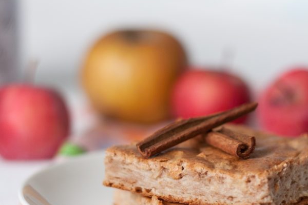Proste ciasto orkiszowe z białek z jabłkami – bez cukru