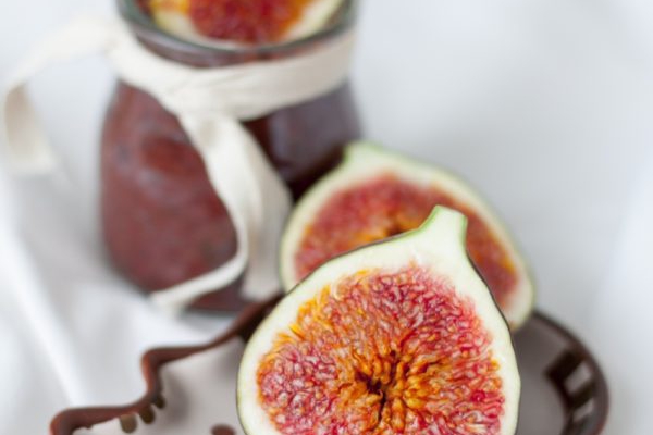 Konfitura z pieczonych śliwek i fig – bez cukru