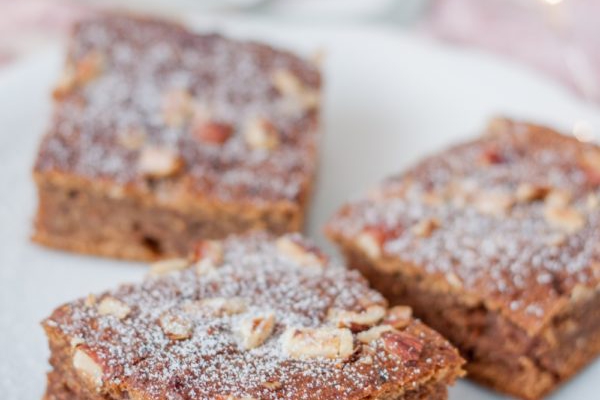 Ciasto daktylowo-figowe z orzechami i cynamonem – pełnoziarniste, bez cukru