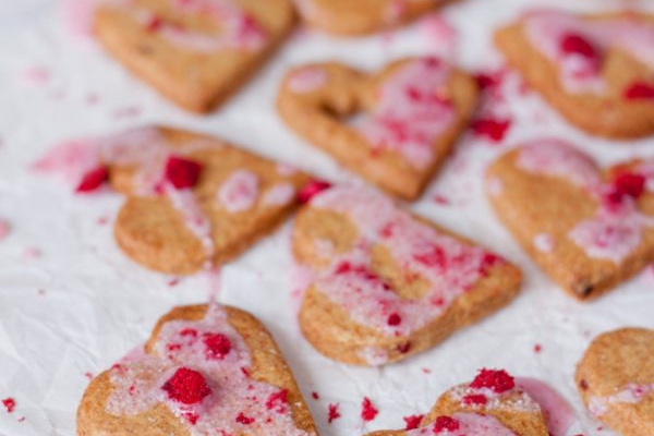 Walentynkowe ciasteczka wiśniowe i zdrowy lukier bez cukru