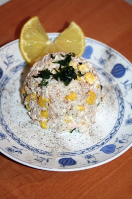 Ryżowa sałatka z tuńczykiem i kukurydzą