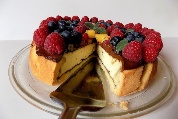 Chrupiąca tarta z czekoladą, twarogiem i owocami, a może sernik z czekoladą i owocami.