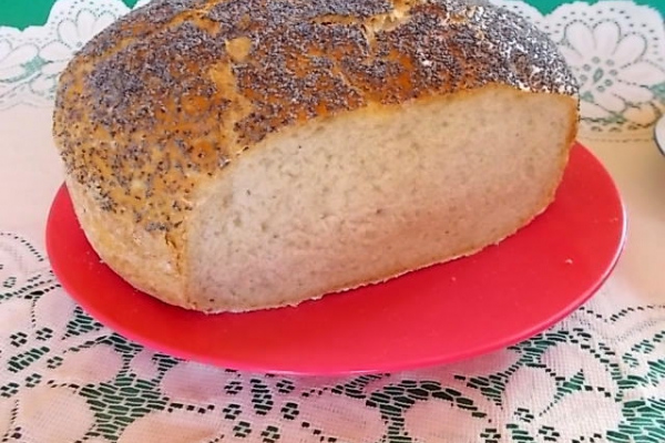 Domowy chleb z makiem pieczony w garnku.