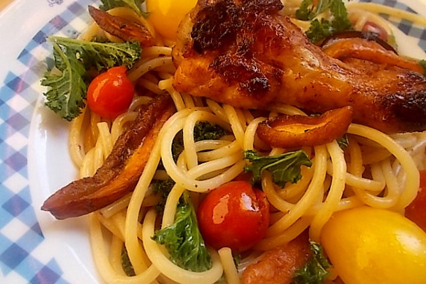 Spaghetti, skrzydełka, borowik,masło i jarmuż czyli prosty obiad w krótkim czasie.