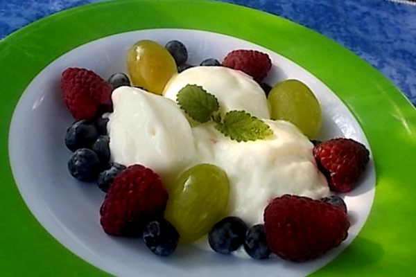 Mrożone banany, jogurt i owoce czyli zimny deser.
