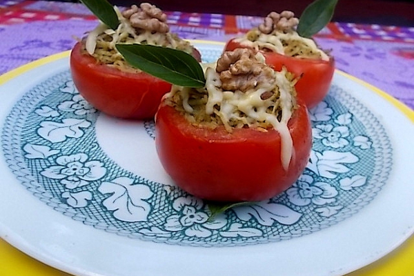 Makaron, pesto i orzechy czyli....nadziewane pomidory.