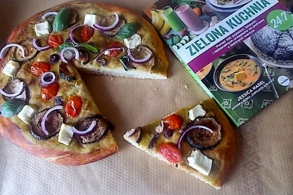 Pizza z pesto, fetą , cukinią i pomidorami inspirowana przez  Zielona Kuchnia 24/7   Wydawnictwa Vivante