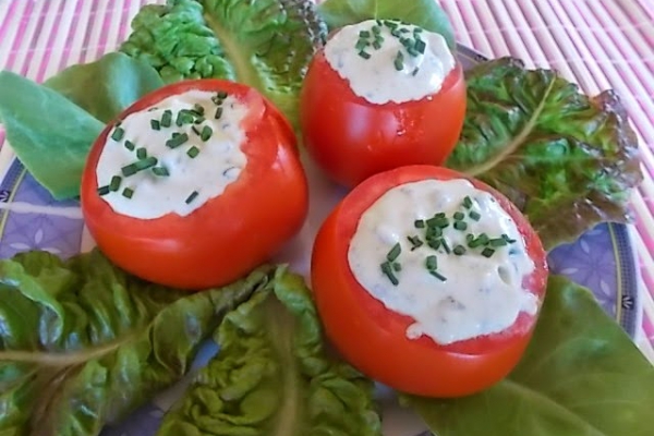 Pomidory nadziewane fetą według Kuchni Pięciu Przemian.