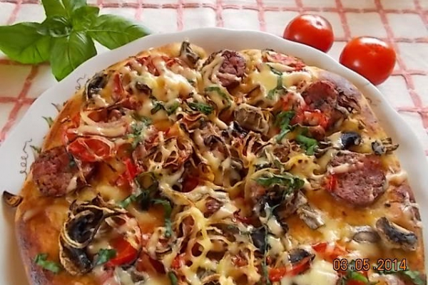 Domowa pizza z fetą i pomidorami.