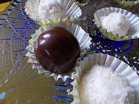 Kokosowe kuleczki w gorzkiej czekoladzie i bez.