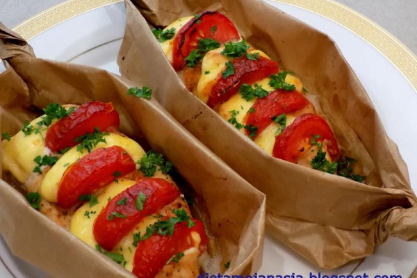 Filet z pomidorem i serem, pieczony w papierze