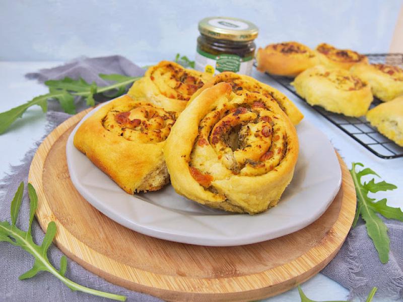Drożdżowe ślimaczki z pesto - idealna przekąska