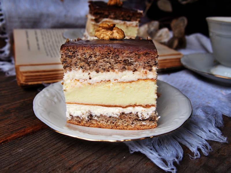 Sernik orzechowy z kremem