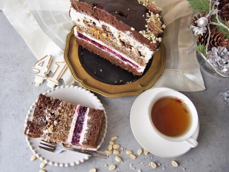 Śmietankowy tort à la Snickers – z chrupką czekoladową i żelką owocową