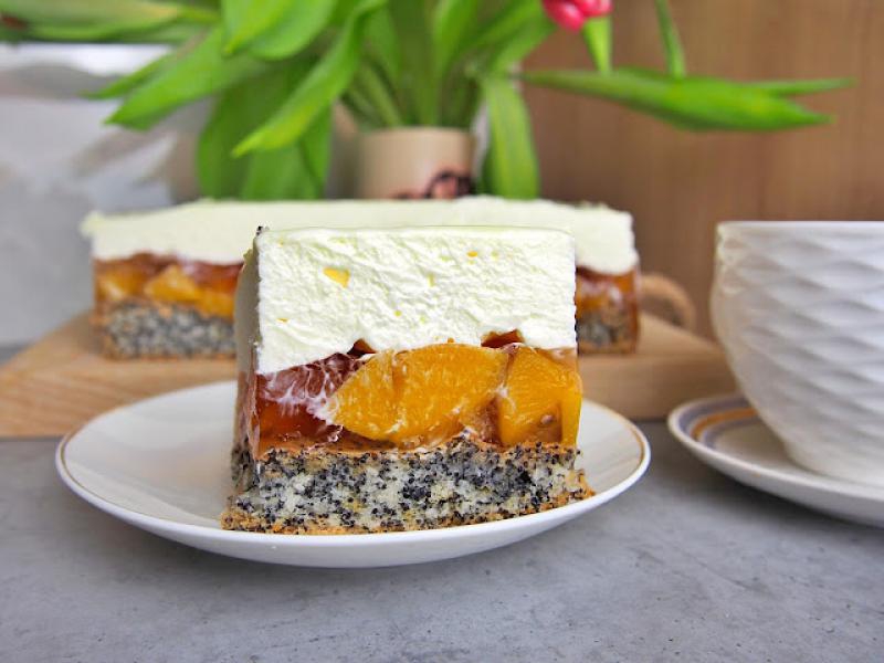 Piegusek z brzoskiwniami i kremem śmietankowym