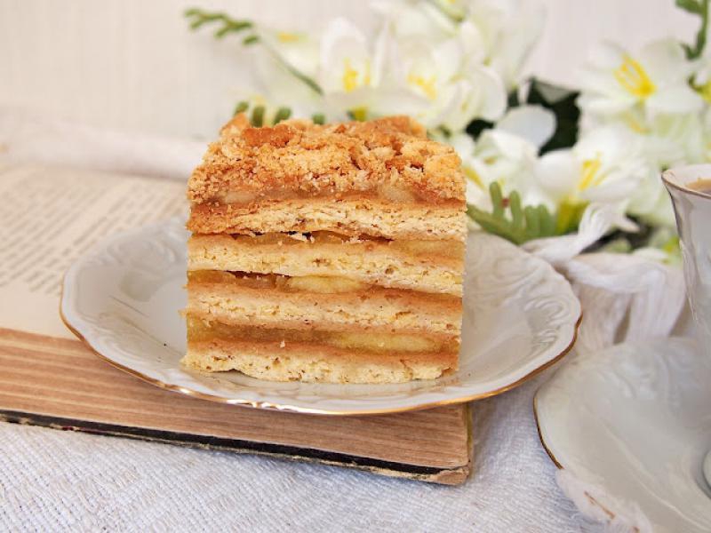 Kruche ciasto z jabłkami w galaretce – prosty, domowy klasyk