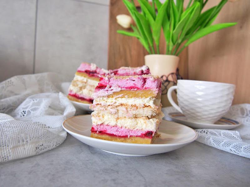 Wiśniowa Poezja – ciasto z wiśniową pianką, bezą kokosową i kremem mascarpone