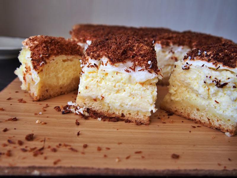 Sernik Błyskawica z kokosową pianką – kremowy, delikatny i… znikający w mgnieniu oka