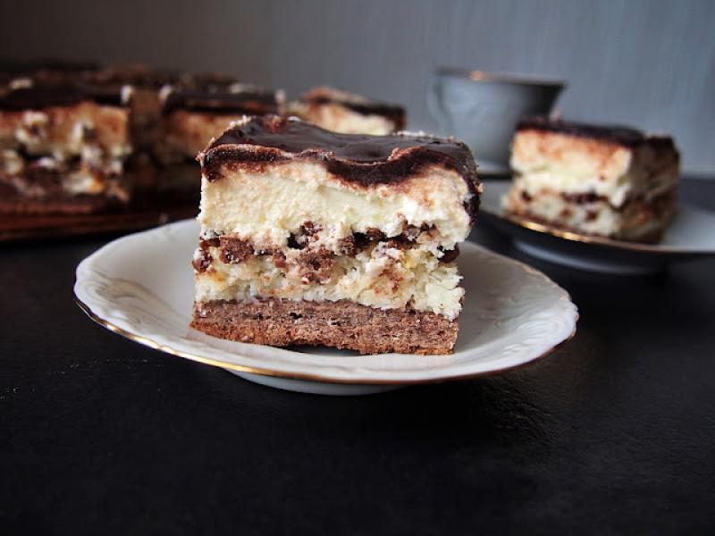 Ciasto Biała Dama – kokos i biała czekolada na kakaowym kruchym spodzie