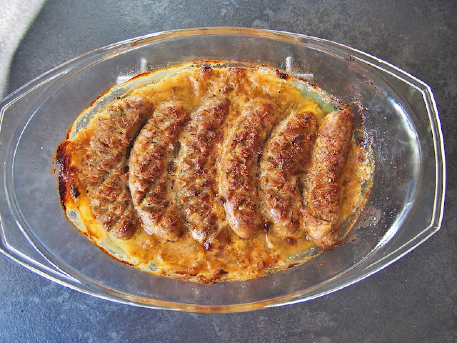 Biała kiełbasa zapiekana w sosie chrzanowo-jogurtowym