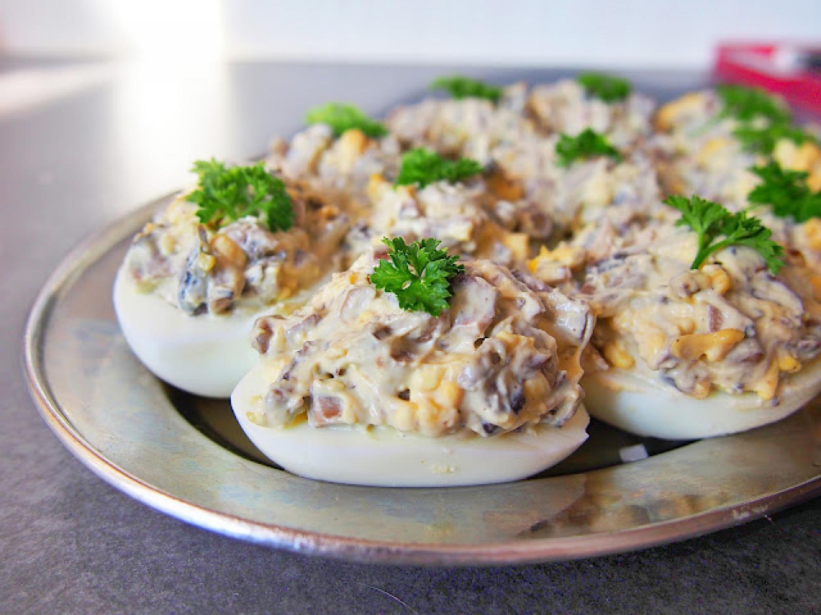 Jajka faszerowane na Wielkanoc – 2 proste i pyszne przepisy (pieczarki, chrzan)