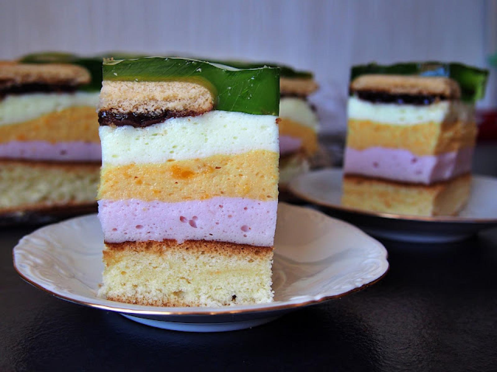 Kolorowe ciasto piankowe z delicjami