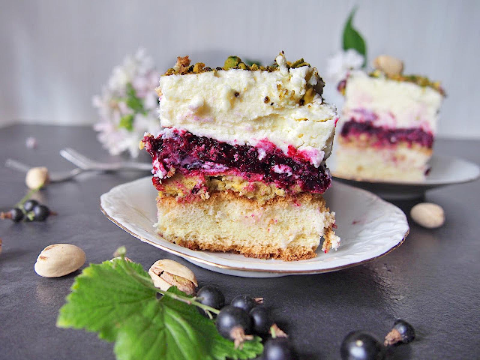 Ciasto z czarną porzeczką i pistacjami – warstwowa kostka na letnie dni