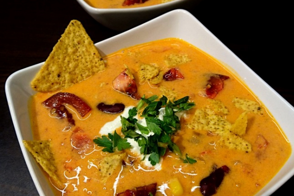 Meksykańska zupa z pomidorami, serem i nachosami