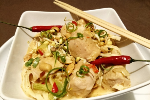Kurczak po tajsku z makaronem ryżowym i curry