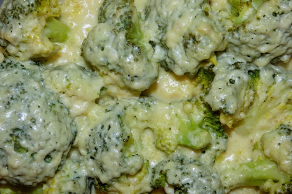Brokuły pieczone w sosie beszamelowym
