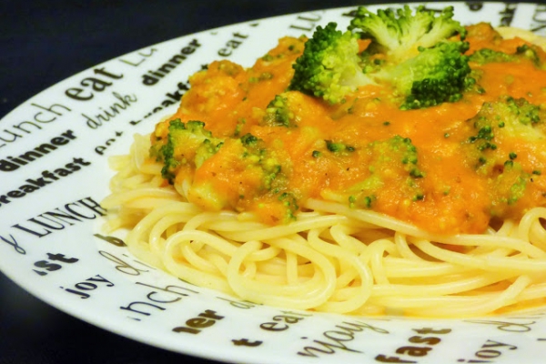 Spaghetti z sosem pomidorowym i brokułami