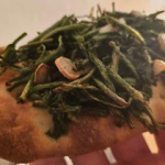 Pinsa z pędami chmielu