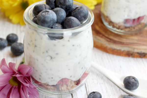 Jogurty idealne na diecie i lekki pudding chia z borówkami