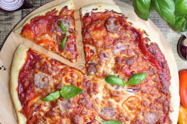Domowa pizza – cienki spód puszyste chrupiące boki