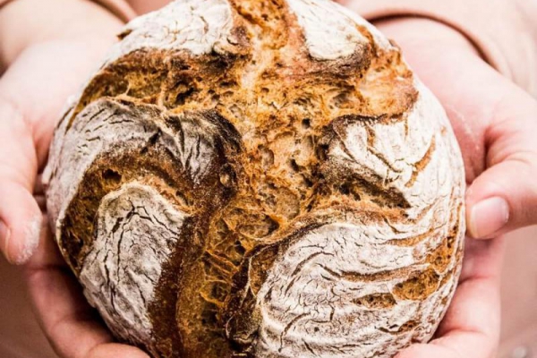 Jak upiec dobry chleb – razowy, pszenny, a może orkiszowy? Trzy przepisy