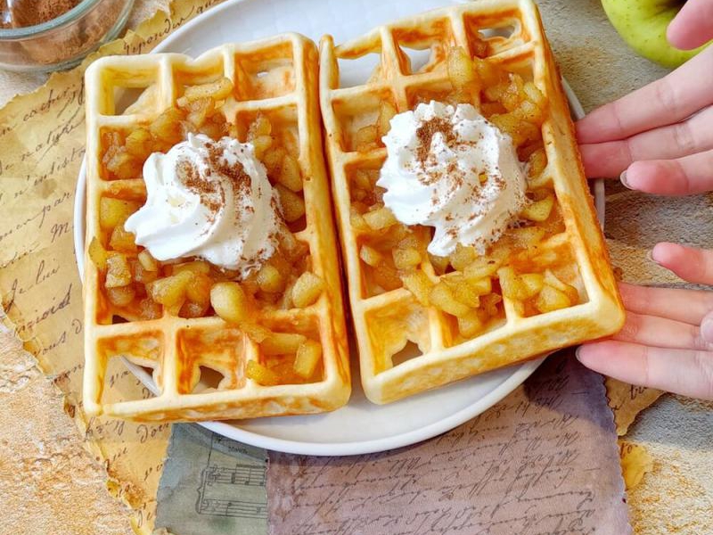 Gofry z karmelizowanymi jabłkami o zapachu szarlotki