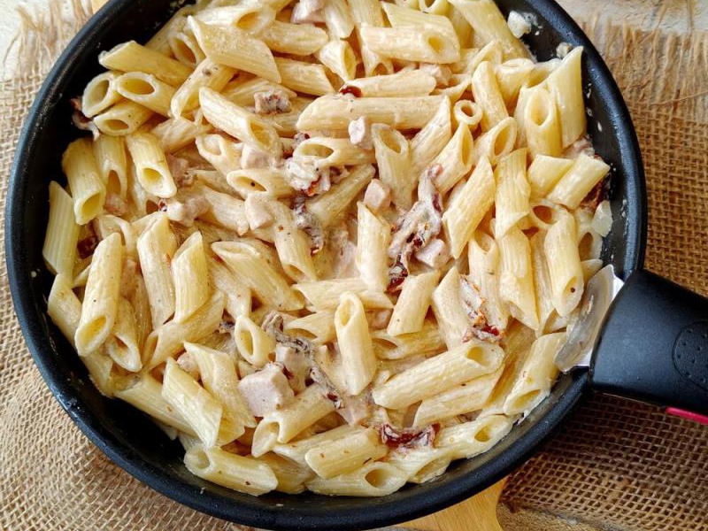 Makaron z szynką i suszonymi pomidorami – obiad w 20 minut