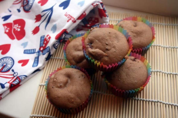 Czekoladowe muffinki z czereśniami