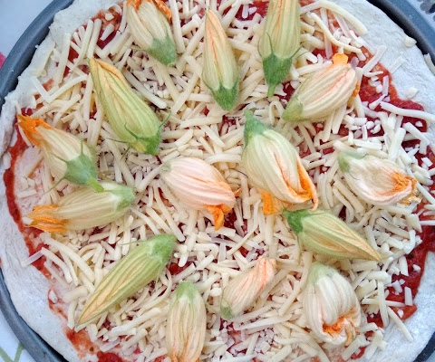 Pizza pełnoziarnista z kwiatami dyni