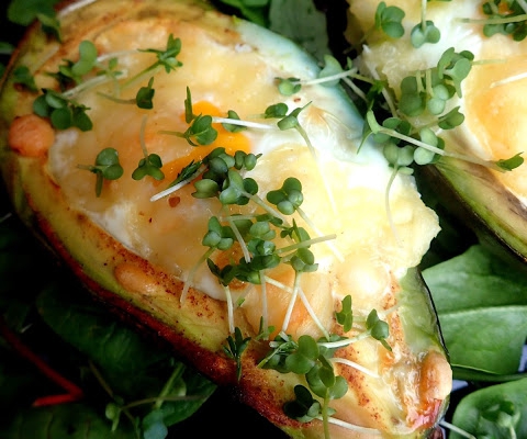 Awokado zapiekane z jajkiem i serem – niskowęglowodanowy posiłek