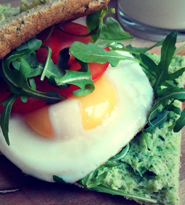 Biszkopt z rukolą, jajkiem sadzonym, pomidorem oraz sosem czosnkowym – wysokobiałkowe śniadanie