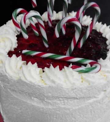 Tort świąteczny z żurawiną i białą czekoladą