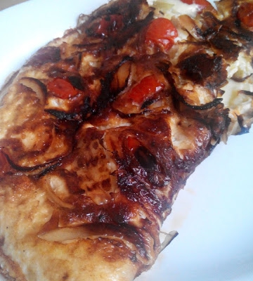 Omlet z pomidorkami koktajlowymi oraz mozzarellą – czyli wysokobiałkowe śniadanie
