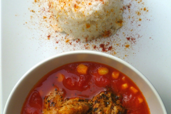 Fileciki z kurczaka w ostrym sosie pomidorowym z kukurydzą