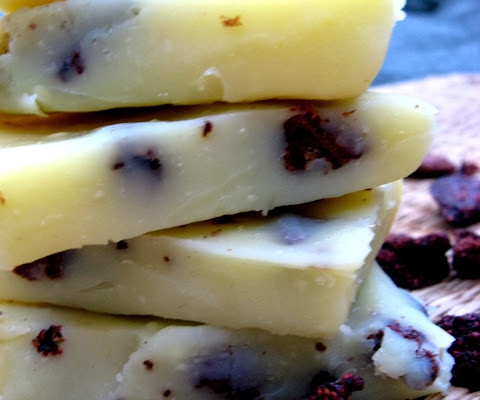 Biała czekolada z suszonymi truskawkami:
