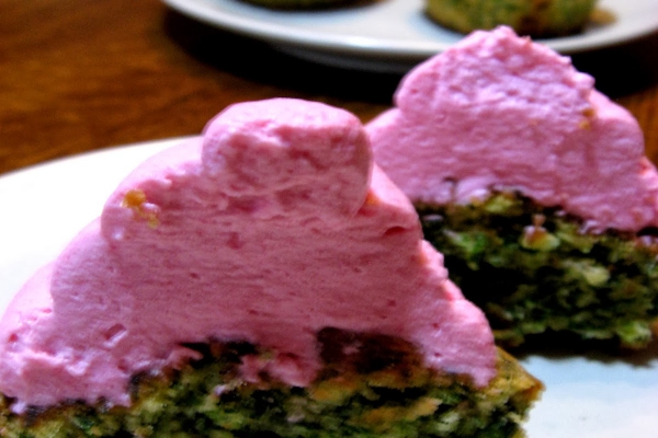 Zielone muffinki z różową śmietanką. Ciekawe czy zgadniecie co jest w środku?