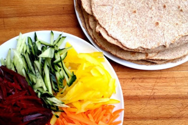 Tęczowe tortille pełnoziarniste – warzywna przekąska dla dzieci.