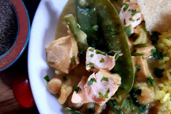 Zielone curry z łososiem, krewetkami oraz cieciorką – oryginalne danie jednogarnkowe z rybą