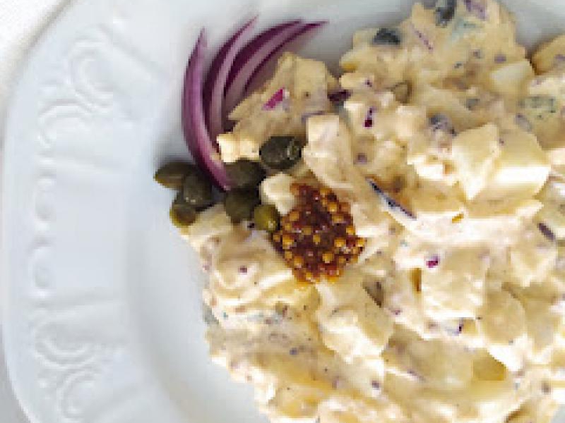 Sałatka z jajek i sera pleśniowego