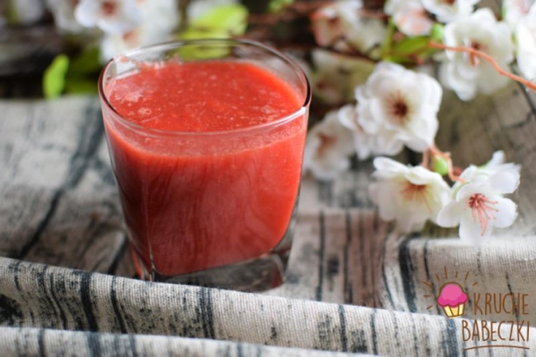 Świeżo wyciskany sok z selera naciowego, buraka, jabłka i marchewki
